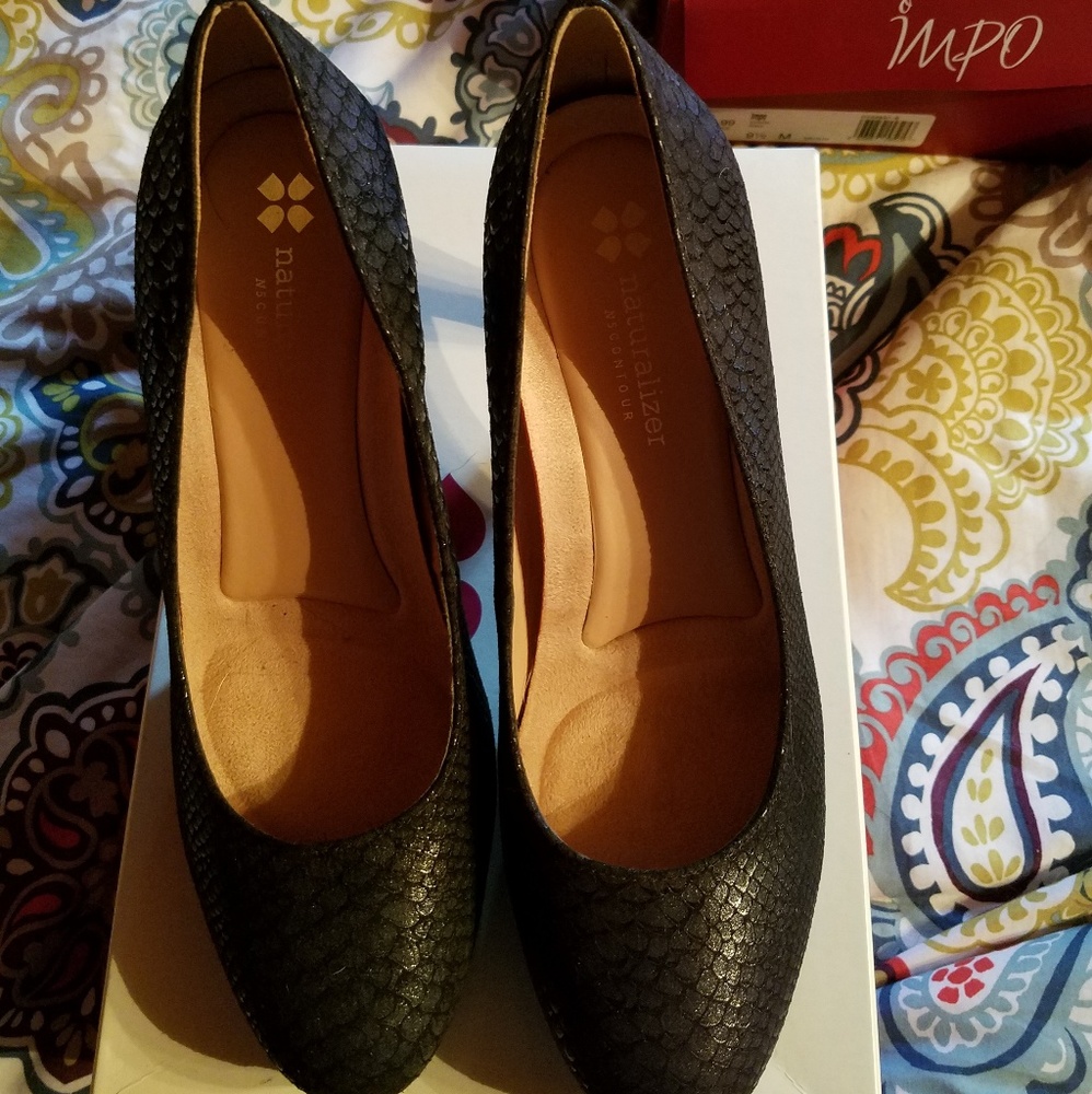 Black pumps